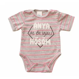   Rövid ujjú dupla patentos " Anya az én igazi hősöm" feliratú baba body