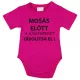 Rövid ujjú baba body "Mosás előtt a kisgyereket távolítsa el!" felirattal