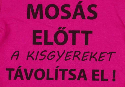 Rövid ujjú baba body "Mosás előtt a kisgyereket távolítsa el!" felirattal