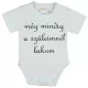 Rövid ujjú "még mindig a szüleimnél lakom" feliratos baba body