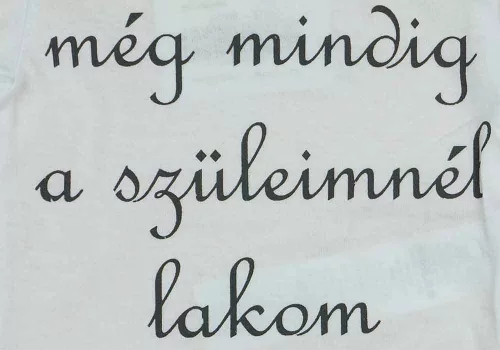 Rövid ujjú "még mindig a szüleimnél lakom" feliratos baba body