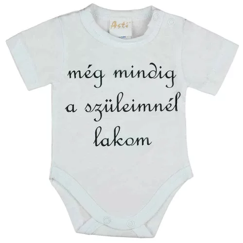 Rövid ujjú "még mindig a szüleimnél lakom" feliratos baba body