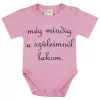 Rövid ujjú "még mindig a szüleimnél lakom" feliratos baba body