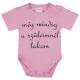 Rövid ujjú "még mindig a szüleimnél lakom" feliratos baba body