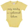 Rövid ujjú "még mindig a szüleimnél lakom" feliratos baba body