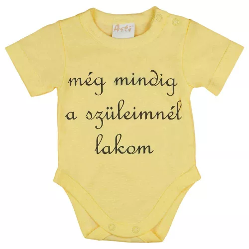 Rövid ujjú "még mindig a szüleimnél lakom" feliratos baba body