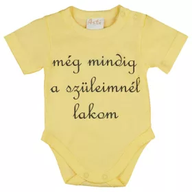   Rövid ujjú "még mindig a szüleimnél lakom" feliratos baba body