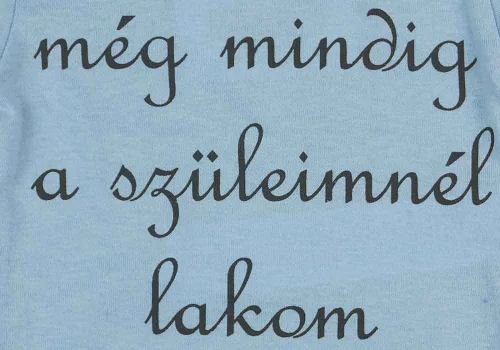 Rövid ujjú "még mindig a szüleimnél lakom" feliratos baba body