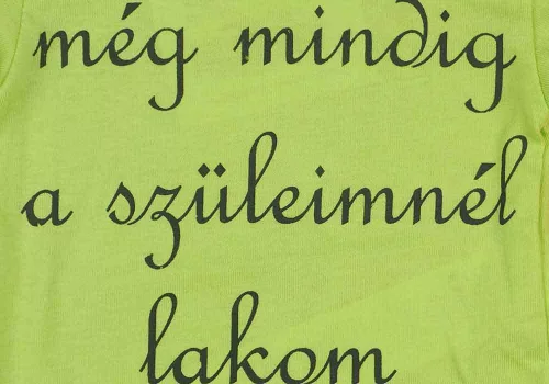 Rövid ujjú "még mindig a szüleimnél lakom" feliratos baba body