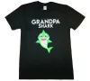 Rövid ujjú férfi póló cápás mintával "Grandpa shark" felirattal