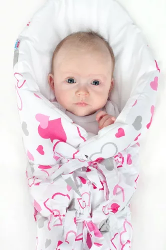 Klasszikus megkötős pólya New Baby rózsaszín szívecskék