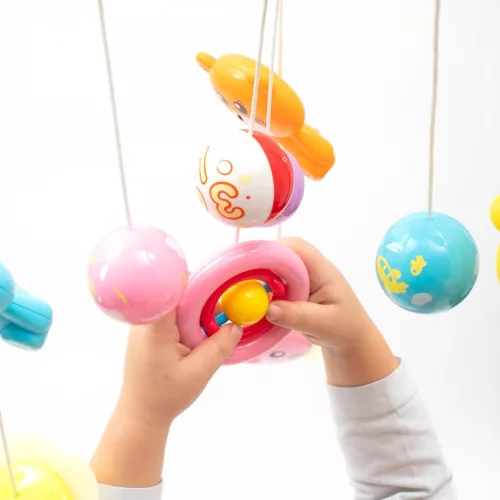 Körhinta a kiságy fölé világító vetítővel  Baby Mix piros