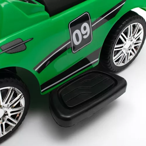 Zenélő bébitaxi vezetőrúddal Baby Mix RACER zöld