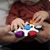 BABY EINSTEIN Kontrasztos Érzékszervi játék Curiosity Clutch™ 3hó+