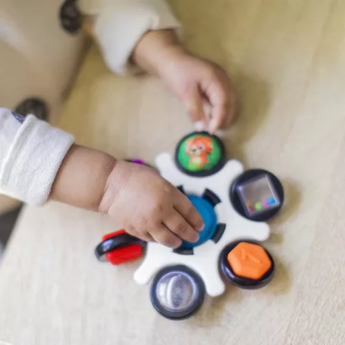 BABY EINSTEIN Kontrasztos Érzékszervi játék Curiosity Clutch™ 3hó+