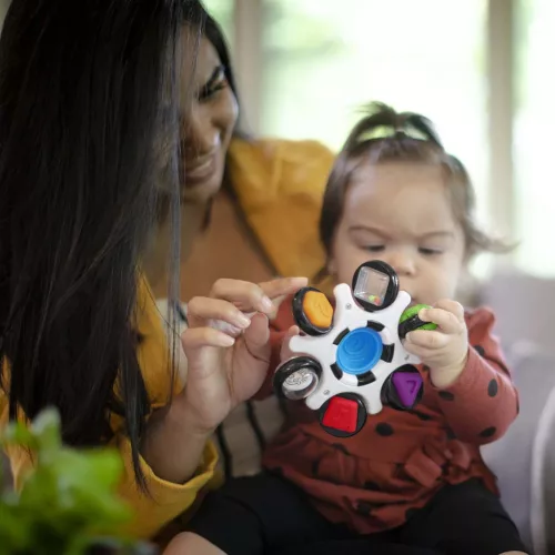 BABY EINSTEIN Kontrasztos Érzékszervi játék Curiosity Clutch™ 3hó+