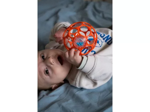 OBALL Játék Oball RATTLE 10 cm blue/kék 0hó + Ajándék AQUAINT 50 ml