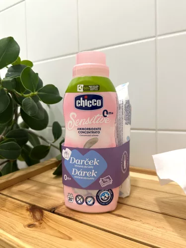 Chicco öblítő koncentrátum 750ml Virágok illata, Delicate Flowers + Ajándék 72 db-os Chicco nedves törlőkendővel