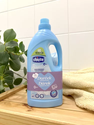 Chicco öblítő koncentrátum 1,5 liter Sweet Talcum púder illat + Ajándék 72 db-os Chicco nedves törlőkendővel